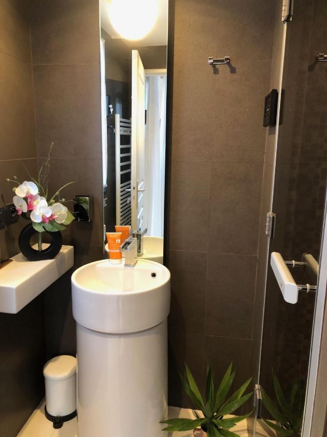 Appartement Montfleury, 2 Terrasses, 2 Chambres , 2 Sdb , Pkg Prive Piscine, 15 Min Walk To Croisette Beach And Palais Des Festivals Cannes Luaran gambar